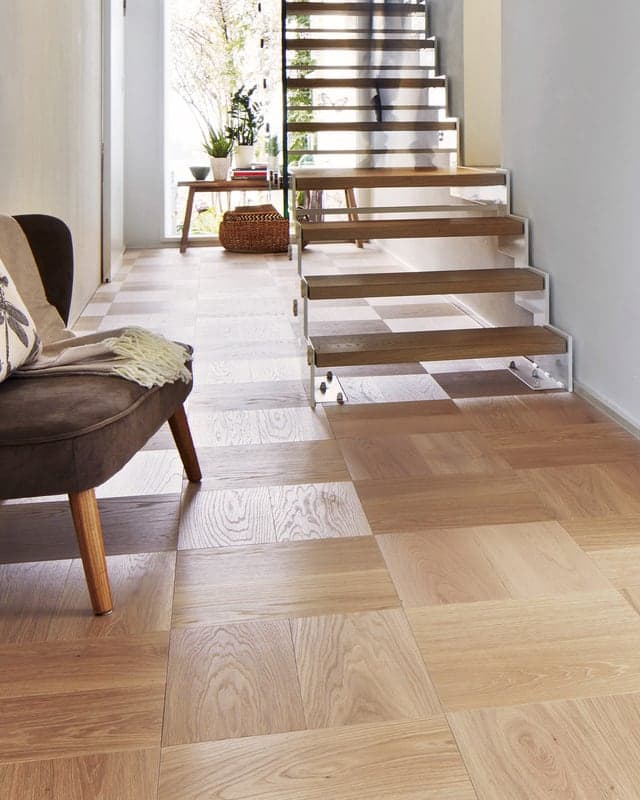 Eichenparkett in einem hellen Wohnraum mit Treppe